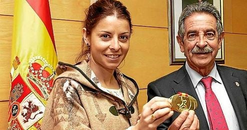 Paula González posa junto al presidente de Cantabria, Miguel Ángel Revilla Paula González posa junto al presidente de Cantabria, Miguel Ángel Revilla