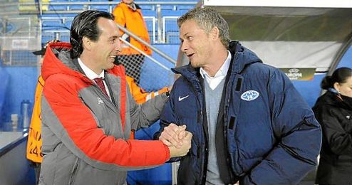 Emery saluda a Solskjaer antes del inició del partido. Emery saluda a Solskjaer antes del inició del partido.