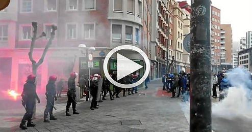 Momento en el que la Ertzaintza carga contra los hinchas franceses. Momento en el que la Ertzaintza carga contra los hinchas franceses.