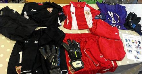 En la imagen, las equipaciones que se usarán esta noche en el Aker Stadion. En la imagen, las equipaciones que se usarán esta noche en el Aker Stadion.
