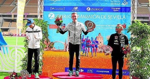 Carles Castillejo, en el podio del Zúrich Maratón de Sevilla del pasado domingo. Carles Castillejo, en el podio del Zúrich Maratón de Sevilla del pasado domingo.