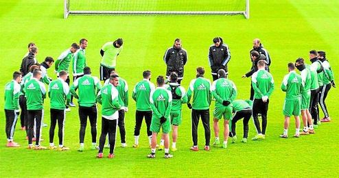 Merino, junto a su plantilla en un entrenamiento. Merino, junto a su plantilla en un entrenamiento.