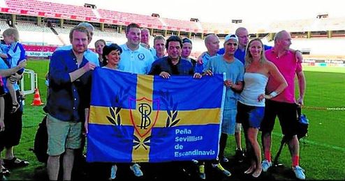 Johnsson, a la izquierda de Somalo, en una visita de la Peña Sevillista de Escandinavia Johnsson, a la izquierda de Somalo, en una visita de la Peña Sevillista de Escandinavia