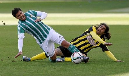 Beka, titular ayer con José Juan, pugna un balón con el algabeño Iván Beka, titular ayer con José Juan, pugna un balón con el algabeño Iván