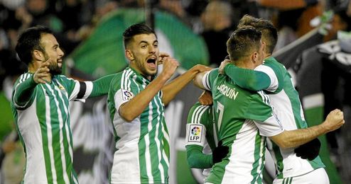 Molinero se las prometía muy felices tras los goles béticos. Molinero se las prometía muy felices tras los goles béticos.