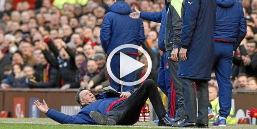 El piscinazo de Van Gaal al protestar una acción de Giroud. El piscinazo de Van Gaal al protestar una acción de Giroud.