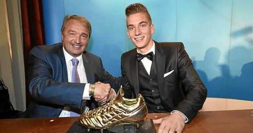 Van Holsbeeck y Praet, tras recibir este último un premio en la gala del fútbol belga. Van Holsbeeck y Praet, tras recibir este último un premio en la gala del fútbol belga.