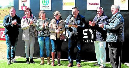 La cuadra Helizabel se llevó el trofeo que acreditaba al ganador del Premio Cruzcampo. La cuadra Helizabel se llevó el trofeo que acreditaba al ganador del Premio Cruzcampo.