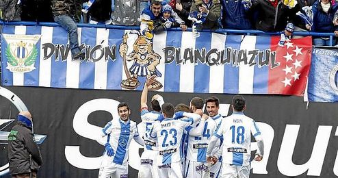 Los jugadores del Leganés celebrando uno de los tantos conseguidos ante el Alavés. Los jugadores del Leganés celebrando uno de los tantos conseguidos ante el Alavés.