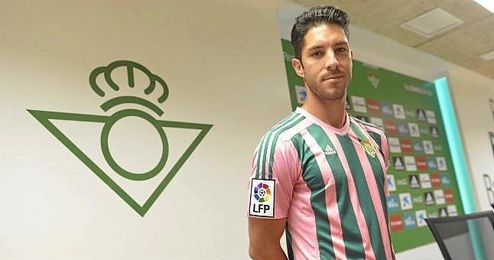 Álvaro Cejudo, con la camiseta rosa y verde. Álvaro Cejudo, con la camiseta rosa y verde.