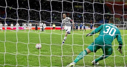 Imagen del penalti decisivo que anotaría Leonardo Bonucci. Imagen del penalti decisivo que anotaría Leonardo Bonucci.