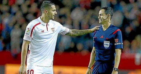 Vitolo, junto a Velasco Carballo, en el Sevilla-Valencia. Vitolo, junto a Velasco Carballo, en el Sevilla-Valencia.