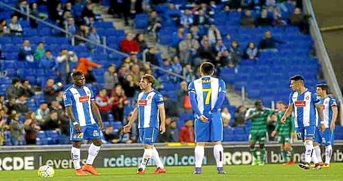 El Betis celebra uno de sus tres goles al Espanyol. El Betis celebra uno de sus tres goles al Espanyol.