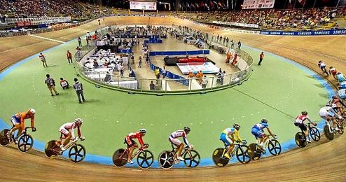 El velódromo de Hong Kong tiene una cuerda de 250 metros y un aforo de 3.000 asientos. El velódromo de Hong Kong tiene una cuerda de 250 metros y un aforo de 3.000 asientos.