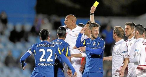 Lance del partido entre el Sevilla y el Getafe en el Coliseum. Lance del partido entre el Sevilla y el Getafe en el Coliseum.