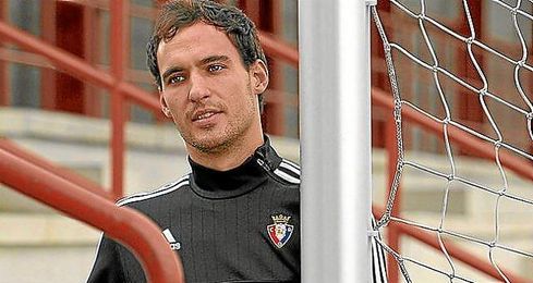 El futbolista rojillo será examinado mañana de nuevo en la Clínica para determinar su recuperación. El futbolista rojillo será examinado mañana de nuevo en la Clínica para determinar su recuperación.