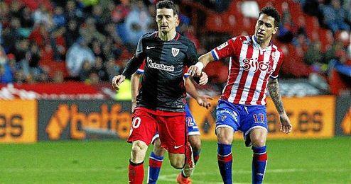 Aduriz acabó tocado el partido contra el Sporting de Gijón.