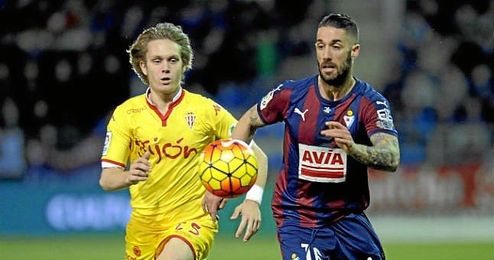 Halilovic, frente a Lillo en el Eibar-Sporting. Halilovic, frente a Lillo en el Eibar-Sporting.
