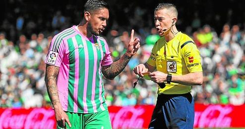 Vargas muestra su disconformidad al ser amonestado por Iglesias Villanueva durante el Betis-Granada. Vargas muestra su disconformidad al ser amonestado por Iglesias Villanueva durante el Betis-Granada.