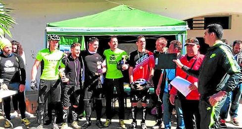 Momento de la entrega de trofeos de la cita celebrada en la localidad de Alcalá de Guadaíra. Momento de la entrega de trofeos de la cita celebrada en la localidad de Alcalá de Guadaíra.
