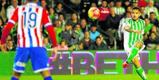 Imagen de un lanzamiento de falta de Vargas, ante el Sporting. Imagen de un lanzamiento de falta de Vargas, ante el Sporting.