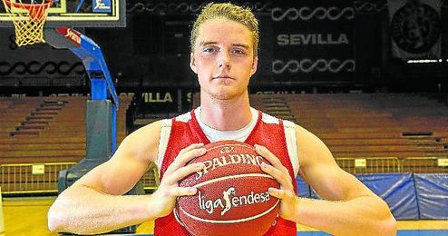 Hakanson ha disputado ya cinco partidos desde que llegó a Sevilla. Hakanson ha disputado ya cinco partidos desde que llegó a Sevilla.