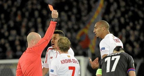 N´Zonzi, incrédulo después de ver la segunda amarilla ante el Basilea. N´Zonzi, incrédulo después de ver la segunda amarilla ante el Basilea.