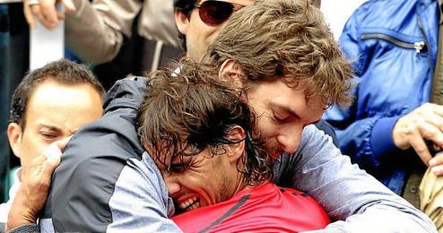 En la imagen, Pau Gasol celebrando junto a Nadal un triunfo del mallorquín. En la imagen, Pau Gasol celebrando junto a Nadal un triunfo del mallorquín.