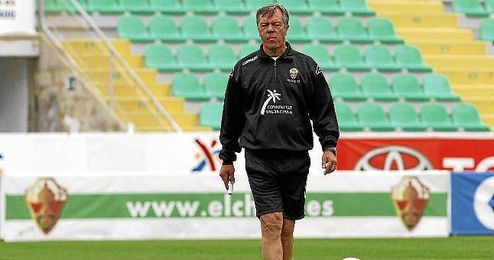 Ferrando, durante su etapa en el banquillo del Elche. Ferrando, durante su etapa en el banquillo del Elche.