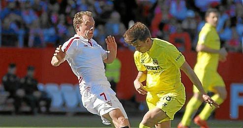 Krohn-Dehli y Denis Suárez, en un lance del partido. Krohn-Dehli y Denis Suárez, en un lance del partido.