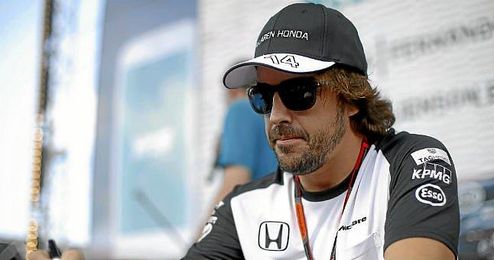 Fernando Alonso, durante una sesión de autógrafos. Fernando Alonso, durante una sesión de autógrafos.