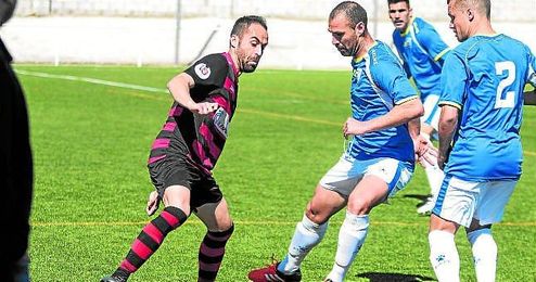Jorge Bayón, con el balón controlado, es presionado por Jorge Vázquez, con David Llano atento. Jorge Bayón, con el balón controlado, es presionado por Jorge Vázquez, con David Llano atento.