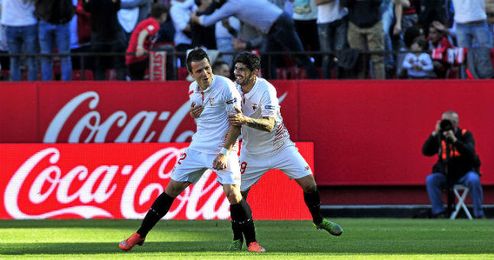 Banega y Konoplyanka celebran el tercer gol ante el Villarreal. Banega y Konoplyanka celebran el tercer gol ante el Villarreal.