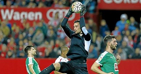 Rico, ante el Eibar. Rico, ante el Eibar.