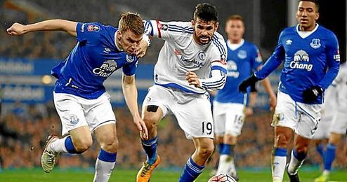 Diego Costa pugna por un balón en el partido ante el Everton. Diego Costa pugna por un balón en el partido ante el Everton.