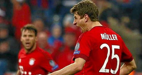 Muller celebra el gol que ponía el empate a dos. Muller celebra el gol que ponía el empate a dos.