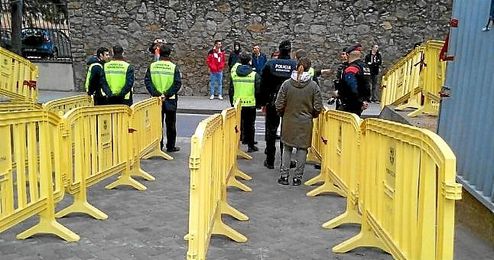 Al fondo, los cuatro detenidos por los Mossos d´Escuadra. Al fondo, los cuatro detenidos por los Mossos d´Escuadra.