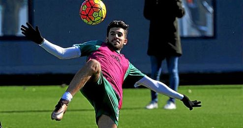 El utrerano Dani Ceballos remata con una filigrana un balón durante una sesión de entrenamientos. El utrerano Dani Ceballos remata con una filigrana un balón durante una sesión de entrenamientos.