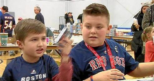 Brady y Landon mientras venden los cromos. Brady y Landon mientras venden los cromos.