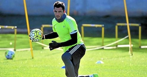 Adán, durante un entrenamiento del Betis. Adán, durante un entrenamiento del Betis.