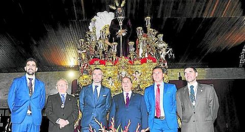 El Sevilla realizó ayer la tradicional ofrenda floral a la Hermandad de San Pablo. El Sevilla realizó ayer la tradicional ofrenda floral a la Hermandad de San Pablo.
