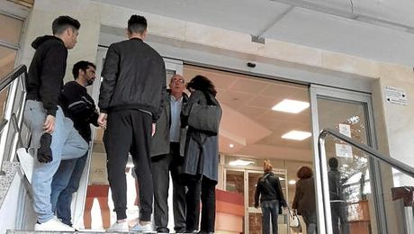 El presidente del Alhaurín y varios compañeros esperan noticias en la puerta del hospital. El presidente del Alhaurín y varios compañeros esperan noticias en la puerta del hospital.