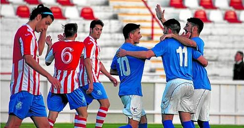 Los jugadores del San José celebran uno de los cinco goles conseguidos ante el Montalbeño. Los jugadores del San José celebran uno de los cinco goles conseguidos ante el Montalbeño.
