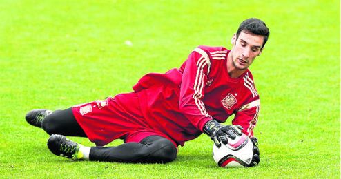 A la quinta convocatoria de Sergio Rico irá la vencida. A la quinta convocatoria de Sergio Rico irá la vencida.