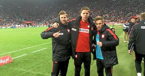Krychowiak posa junto a Szczesny y Rybus. Krychowiak posa junto a Szczesny y Rybus.