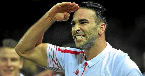 Rami celebra un tanto con el Sevilla con un saludo militar. Rami celebra un tanto con el Sevilla con un saludo militar.