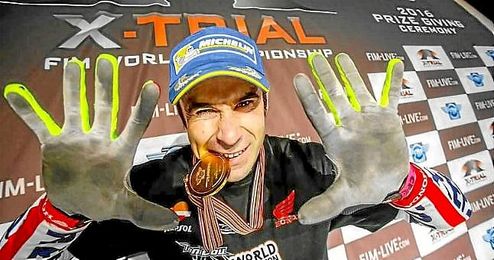 Toni Bou celebra su décimo mundial consecutivo. Toni Bou celebra su décimo mundial consecutivo.