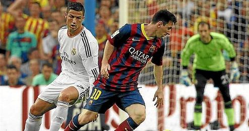 Messi y Ronaldo, en un Clásico de la Liga. Messi y Ronaldo, en un Clásico de la Liga.