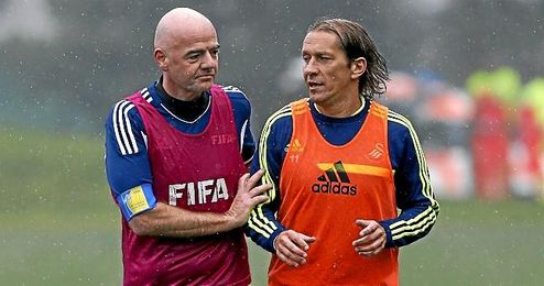 Infantino junto a Michel Salgado durante un partido Infantino junto a Michel Salgado durante un partido