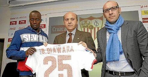 Babá llegó al Sevilla en el mercado invernal de 2012 con la ayuda de Doyen. Babá llegó al Sevilla en el mercado invernal de 2012 con la ayuda de Doyen.